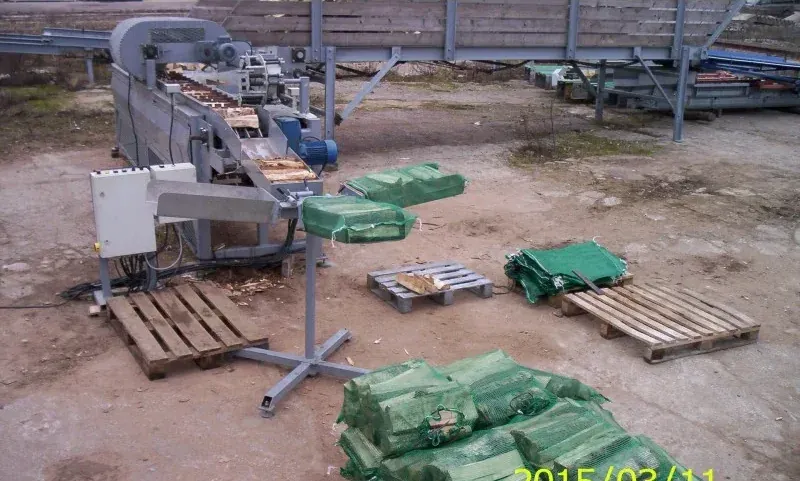 Photograph of Pack machine for firewood (1/2)