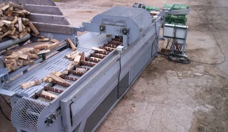 Photograph of Pack machine for firewood (2/2)