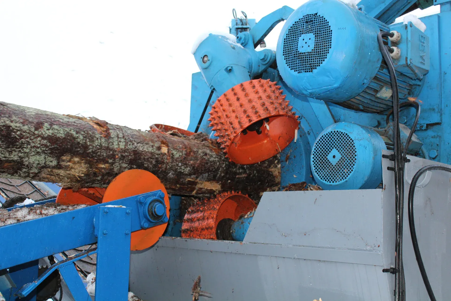 Photograph of Debarking machine (1/2)